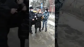 В Алексине женщина напала на полицейских