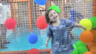 Микаэлла в игровом центре для детей "Аялон" в Рамат-Гане 2016  Прыгает на батуте катается на горках