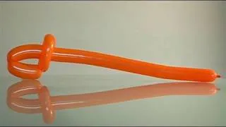 Play with balloons: how to make a sword