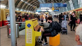 Ever seen a yellow piano on a platform? Look at this insane Pianist – Thomas Krüger