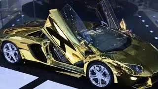 Autos de oro, furor en el salón de Dubái