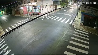 Vídeo mostra acidente em cruzamento no Centro de Itapira