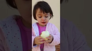 Девочка ест лук