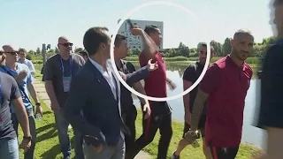 Cristiano Ronaldo atira micro da CMTV para um lago EURO 2016- Cristiano Ronaldo throws the micro