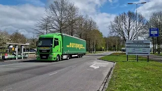 Vrachtwagens bij de poort van Heineken Zoeterwoude, Maandag 24 April 2023.