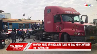 Khoảnh khắc tàu hỏa hất tung xe đầu kéo chở thép tại Thường Tín