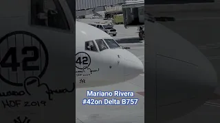 Mariano Rivera NY Yankees signature and pin stripes on a Delta Boeing 757 in SFO.