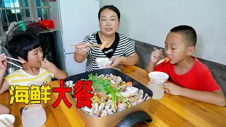 忙完農活，老公請吃海鮮大餐，還準備了飲料 | This recipe is a hit with the kids! The best seafood dinner ever!