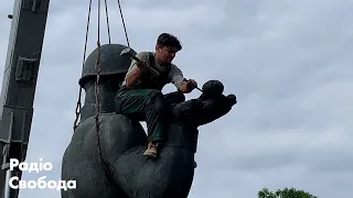 У Львові демонтували радянський монумент слави
