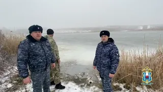 В Ростовской области неравнодушный гражданин и полицейские спасли провалившуюся под лёд девочку