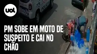 PM sobe em moto com galões de água para ir atrás de suspeito em fuga e cai no chão