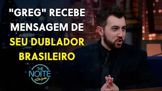 Vincent Martella recebe recado do dublador brasileiro do Greg | The Noite (16/04/24)