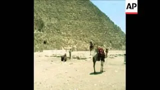 SYND 15 6 78 PRESIDENT SADAT HALTS TOURIST DEVELOPMENT BY THE PYRAMIDS