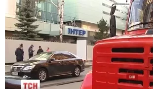В очікувані пікету: в Києві будівлю телеканалу "Інтер" оточили правоохоронці та пожежники
