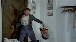 Olsen-banden går amok (1973) - Harry dukker beruset op, mens Egon åbner pengeskab i Palads