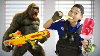 Battle Nerf War: Ice Cream Salesman Nerf Guns Robbers Group Fight Monkey Rescuing Blue Police