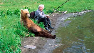 Мужчина не заметил, как к нему подкрался медведь, и если бы не рыба в ведре охотника уже не было бы