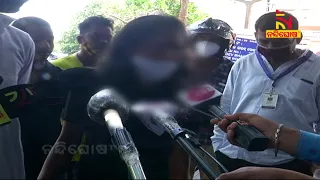 Couple Ugly Fight Witnessed Over Marriage On Bhubaneswar Road | NandighoshaTV