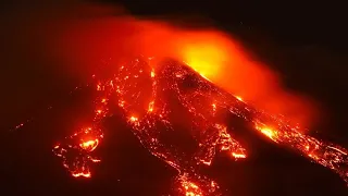 Vulkan Ätna bricht aus und liefert atemberaubende Bilder
