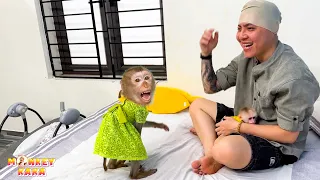 Funny expressions of Monkey Kaka and Monkey Mit when dad covers head