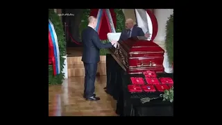 Путін на похоронах у таракана