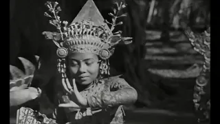 Tari Legong Keraton di sebuah jaba pura di bali th 1920 - 1936. #balitempodulu