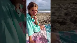 Broma CRUEL a Mika en la playa 🏖