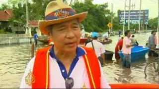 Thais wait for water levels to drop