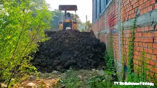 Full Video Great job, KOMATSU D31P pouring soil to prevent the house from collapsing