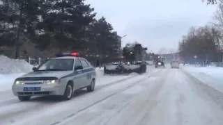 Russian tank clean road. Вот так  чистят снег танком