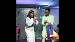 Diana Hamilton & Pastor Brian Amoateng dance battle moves, who won the bettle ? Let us know below.