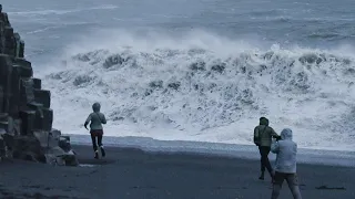 People Risk Their Lives For a Photo!Huge Deadly Waves Hit the South Coast of Iceland! 05 Nov 2022