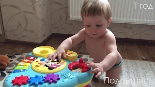 Игрушечная гитара и игрушечная подставка для малышей. Toy guitar and toy stand for kids.