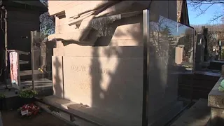Rupert Everett unveils renovated Oscar Wilde tombstone in Paris