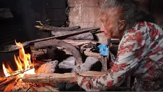 a sus 97 años nos sorprende como cocina un pollo