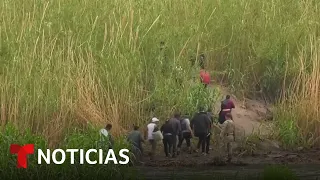 Cientos de migrantes intentan cruzar a EE.UU. por dos puntos de la frontera | Noticias Telemundo