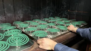 蚊取り線香を大量生産するプロセス。世界初の蚊取り線香を作った日本の工場