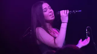 Jessica Baio singing glad you’re settling live ￼