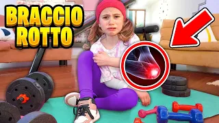 GIORGIA CADE E SI ROMPE IL BRACCIO MENTRE FA PALESTRA CON PAPÀ SALVO E FINISCE IN OSPEDALE! *Piange*