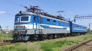 ЧС2-579 з приміським потягом