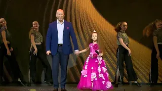 Дмитрий Гордон с дочерью Сантой. "Листья желтые"