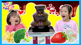 Chocolate Fountain 挑戰！巧克力喷泉挑战！有人要放弃？！吃到吐？！Chocolate Fountain Fondue Challenge by Happy DoReMi