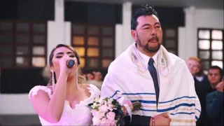 Noiva entra cantando Yeshua e Acontece algo sobrenatural - Débora Reis e Lucas Lamela