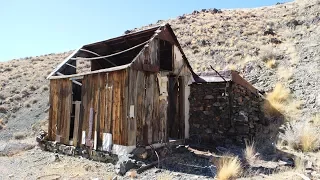 Exploration of a abandoned cabin in the middle of nowhere