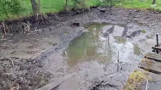 Wybieranie błota bez kopary czyszczenie stawu  Removing mud from  the pond