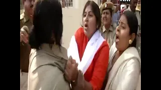 Scuffle breaks out between the police and BJP Women Wing workers in Bhubaneswar