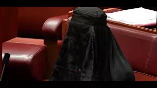 Eklat: Australische Islamkritikerin trägt Burka bei Parlamentssitzung
