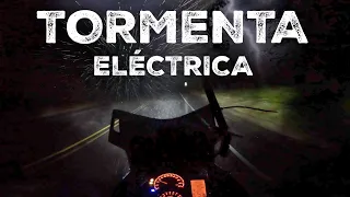 ME ALCANZA una TORMENTA ELÉCTRICA de NOCHE en EL SALVADOR (S20/E16) VUELTA AL MUNDO EN MOTO SINEWAN