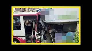 통근버스가 승용차 3대와 충돌한 뒤 건물로 돌진했다
