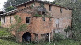 LEVEI UM BAITA SUSTO AO SUBIR NO ÚLTIMO ANDAR DESTE CASARÃO ANTIGO!!! VEJAM O QUE ME ASSUSTOU!!!😳